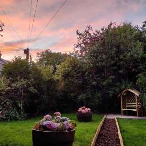 Cosy, Central Flat with Garden. Breakfast included